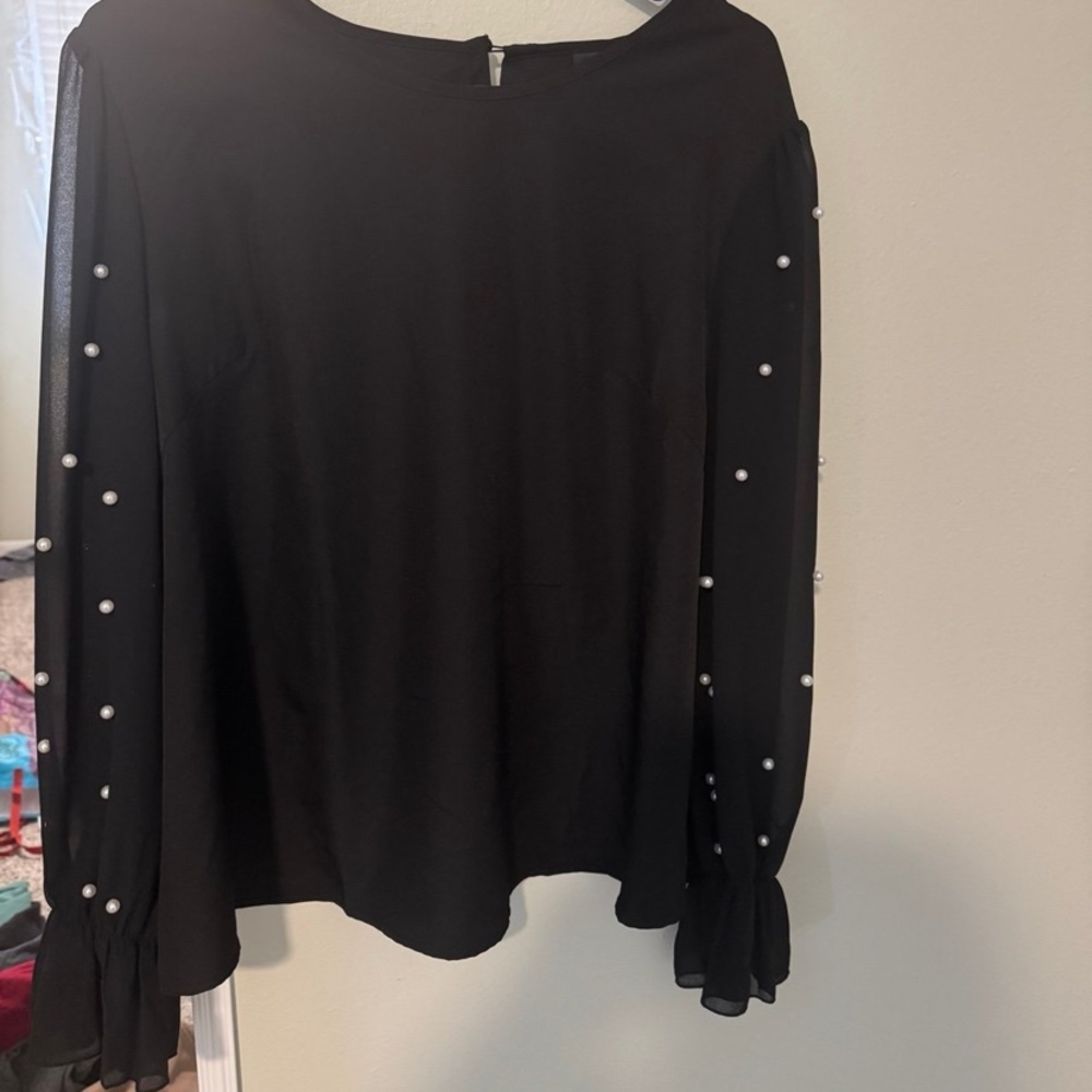 Black ladies shirt w/ pearls